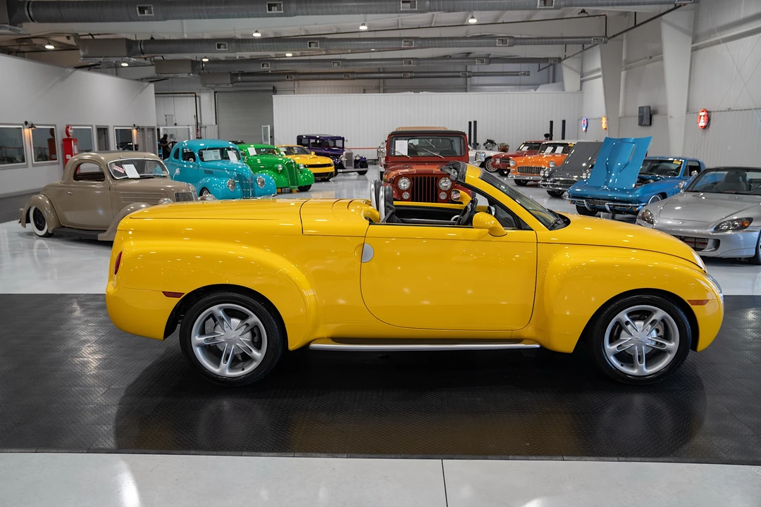 2004 Chevrolet SSR - Image 17 of 31