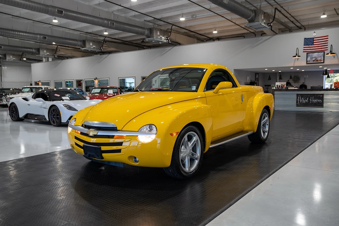 2004 Chevrolet SSR - Image 2 of 31