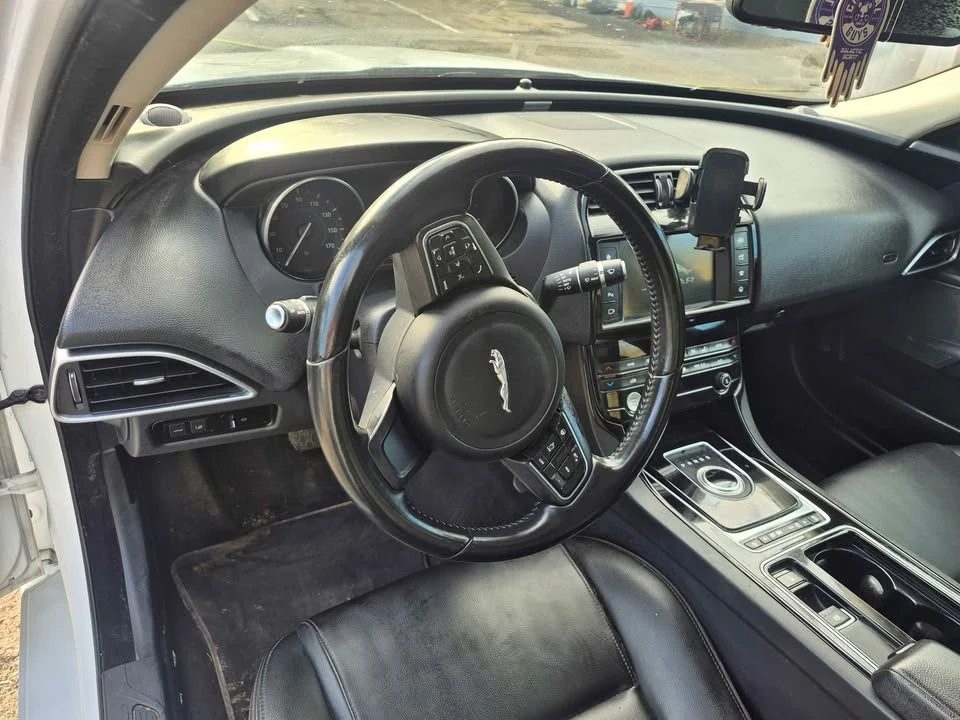 2018 Jaguar XE - Image 8 of 10