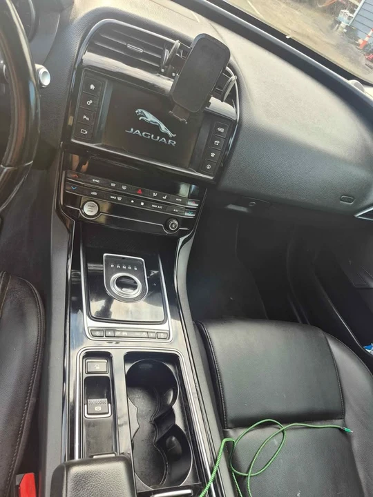 2018 Jaguar XE - Image 5 of 10