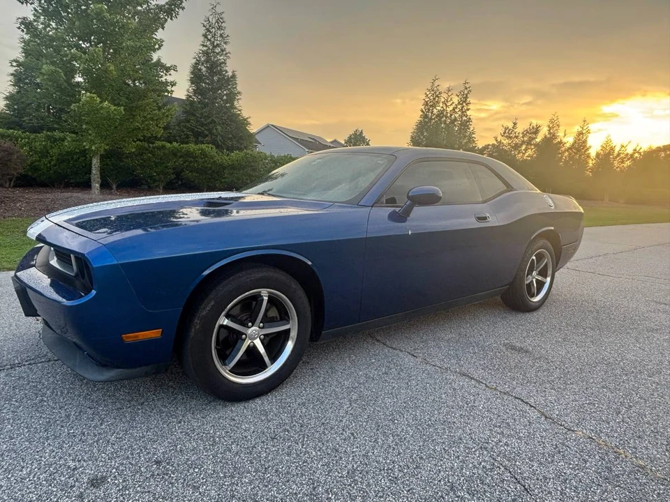 2010 Dodge Challenger 3rd Gen - Image 2 of 8