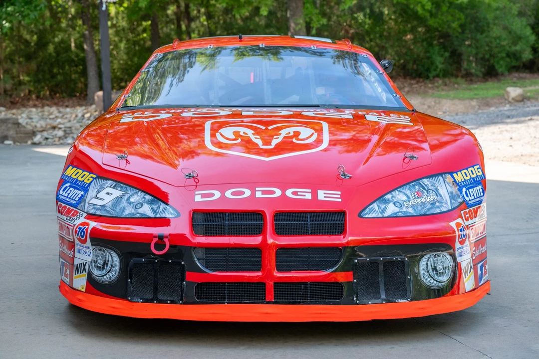 Dodge Intrepid - Image 2 of 31