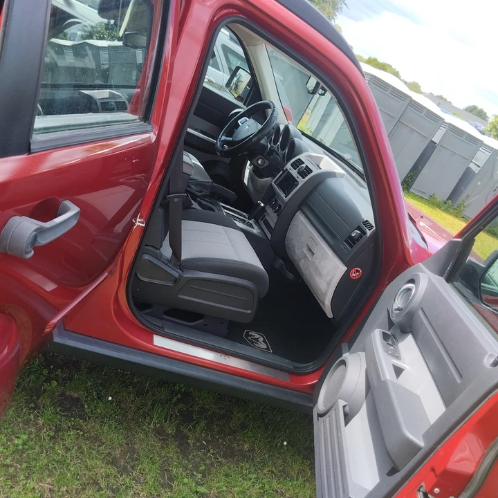 Dodge Nitro - Image 11 of 20
