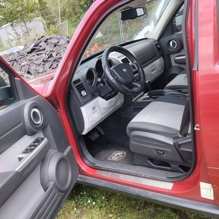 Dodge Nitro - Image 14 of 20