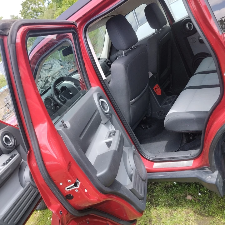 Dodge Nitro - Image 13 of 20