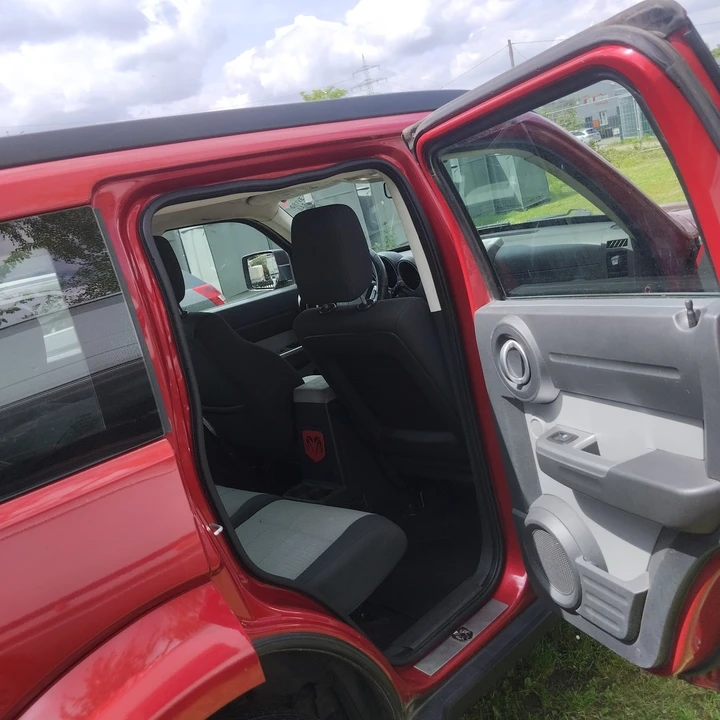 Dodge Nitro - Image 10 of 20