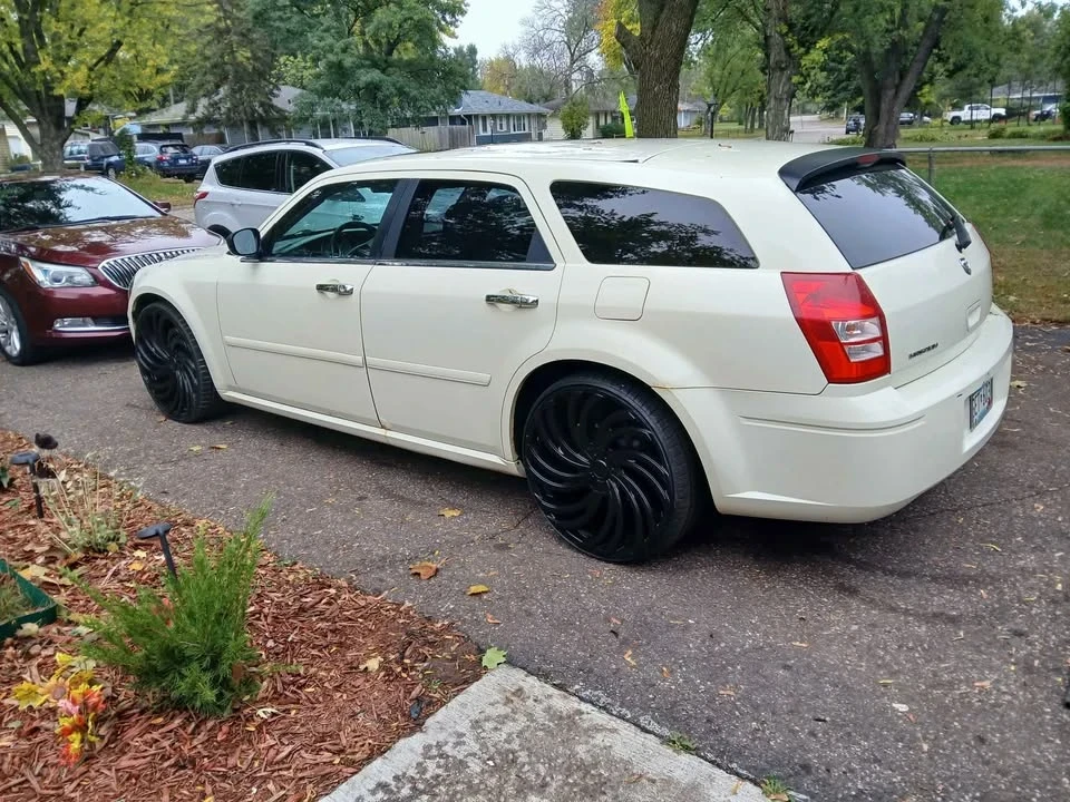 2005 Dodge Magnum 2nd Gen Wagon - Image 2 of 10