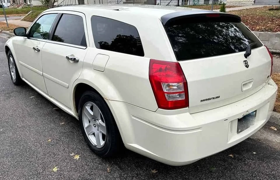 Dodge Magnum - Image 4 of 10