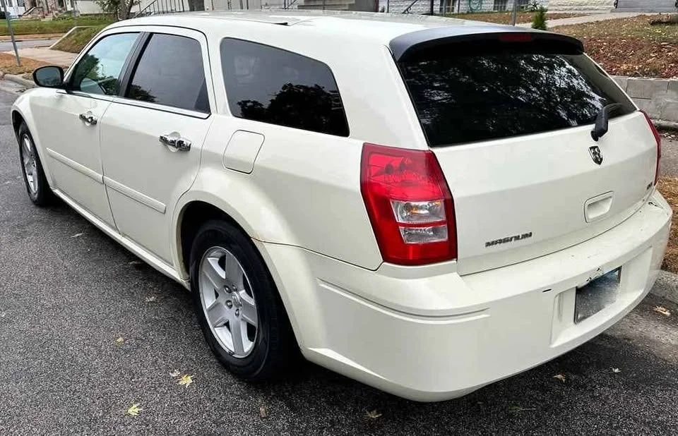 2005 Dodge Magnum 2nd Gen Wagon - Image 4 of 10