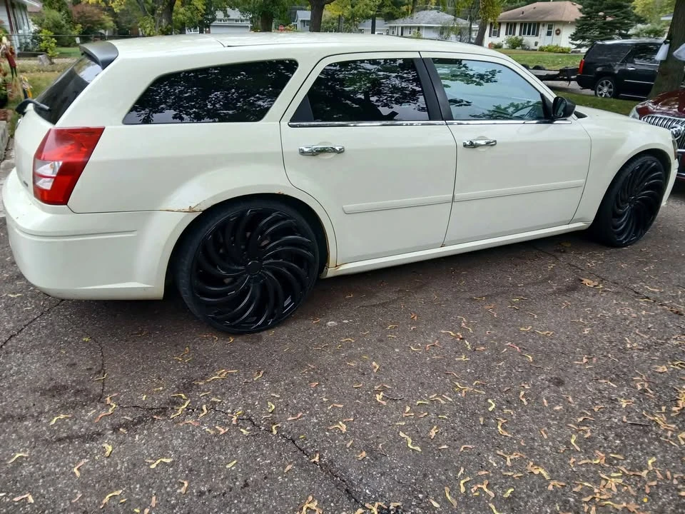 Dodge Magnum - Image 3 of 10