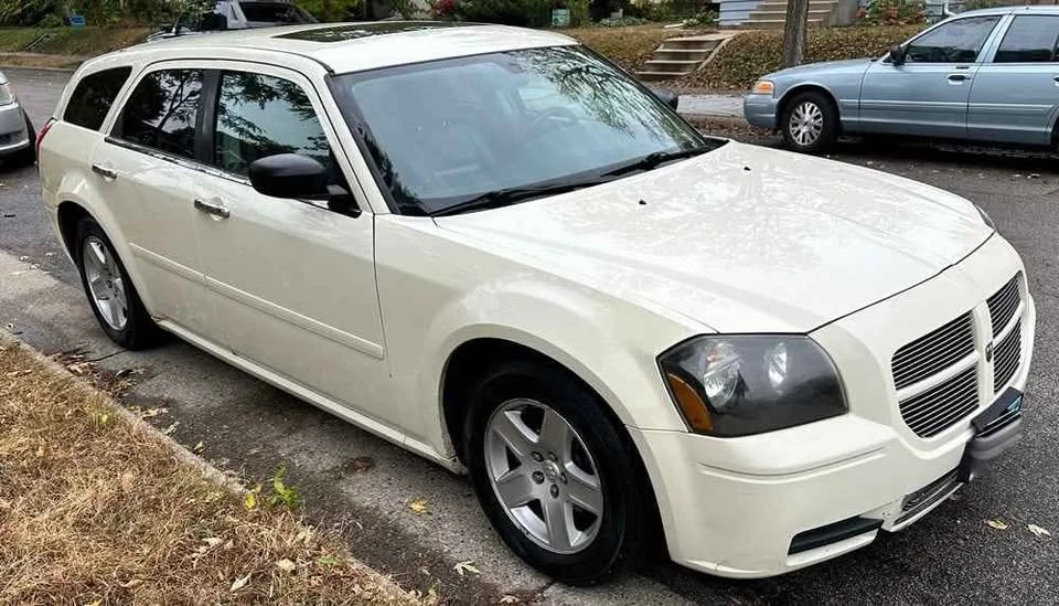 Dodge Magnum - Image 5 of 10