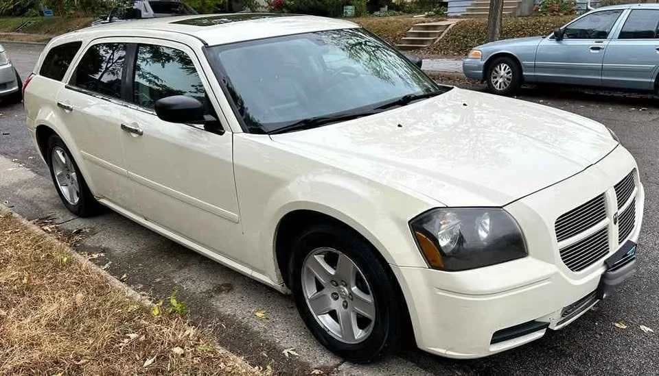 2005 Dodge Magnum 2nd Gen Wagon - Image 5 of 10