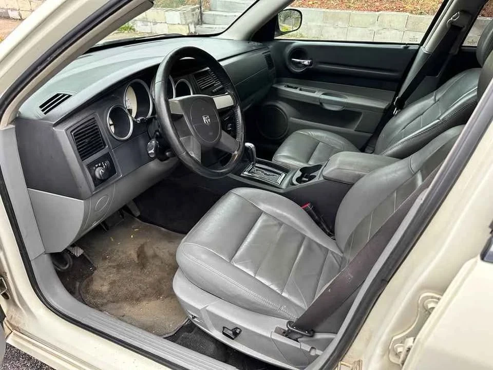 2005 Dodge Magnum 2nd Gen Wagon - Image 9 of 10
