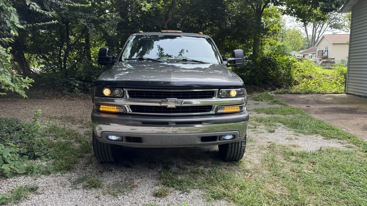 2001 Chevrolet Suburban 9th Gen - Image 2 of 31