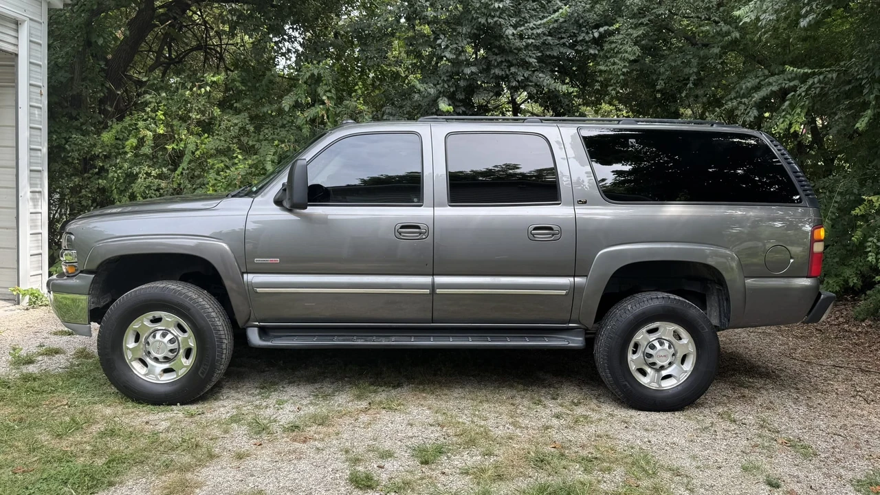 2001 Chevrolet Suburban 9th Gen - Image 13 of 31