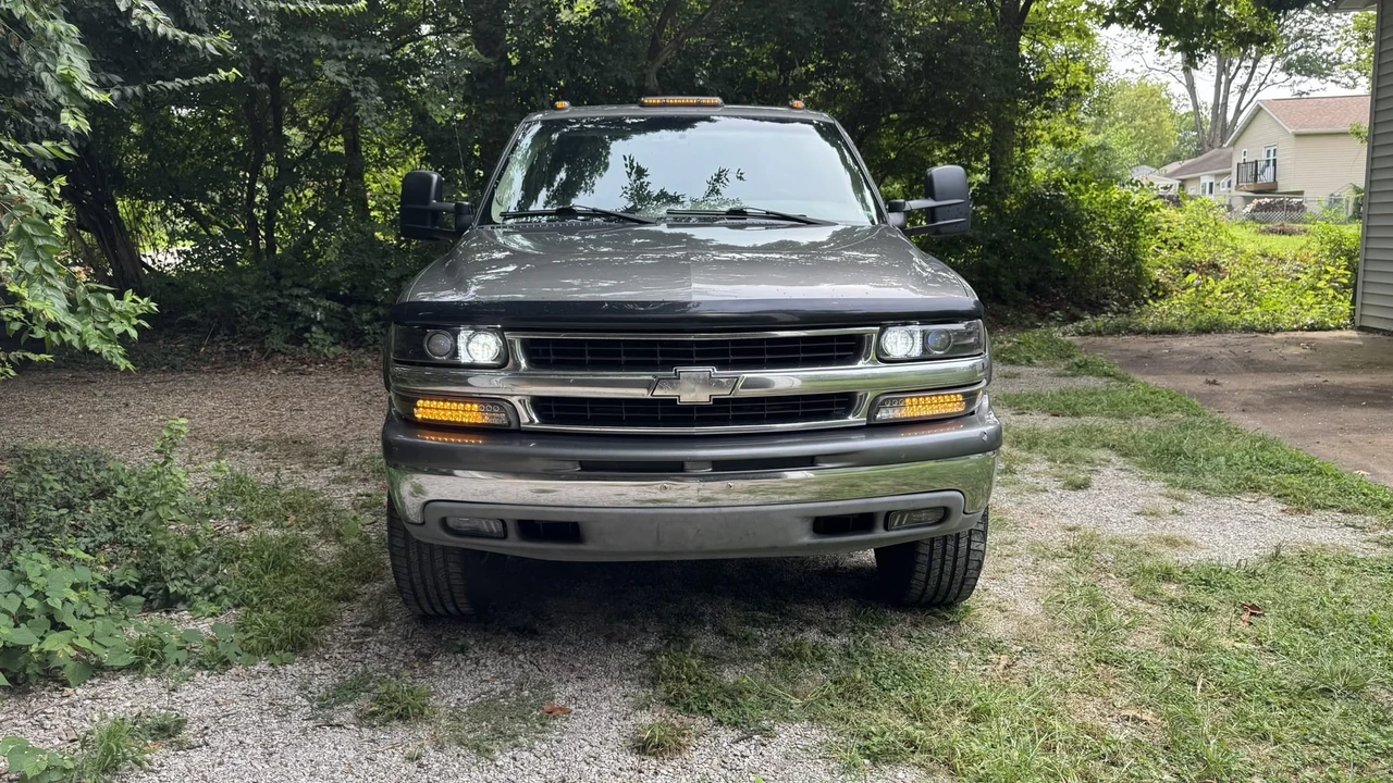 2001 Chevrolet Suburban 9th Gen - Image 3 of 31