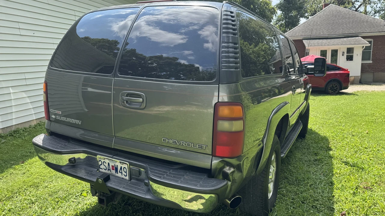 2001 Chevrolet Suburban 9th Gen - Image 8 of 31