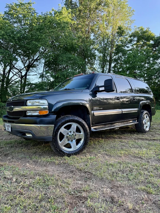 2003 Chevrolet Suburban 9th Gen - Image 2 of 31