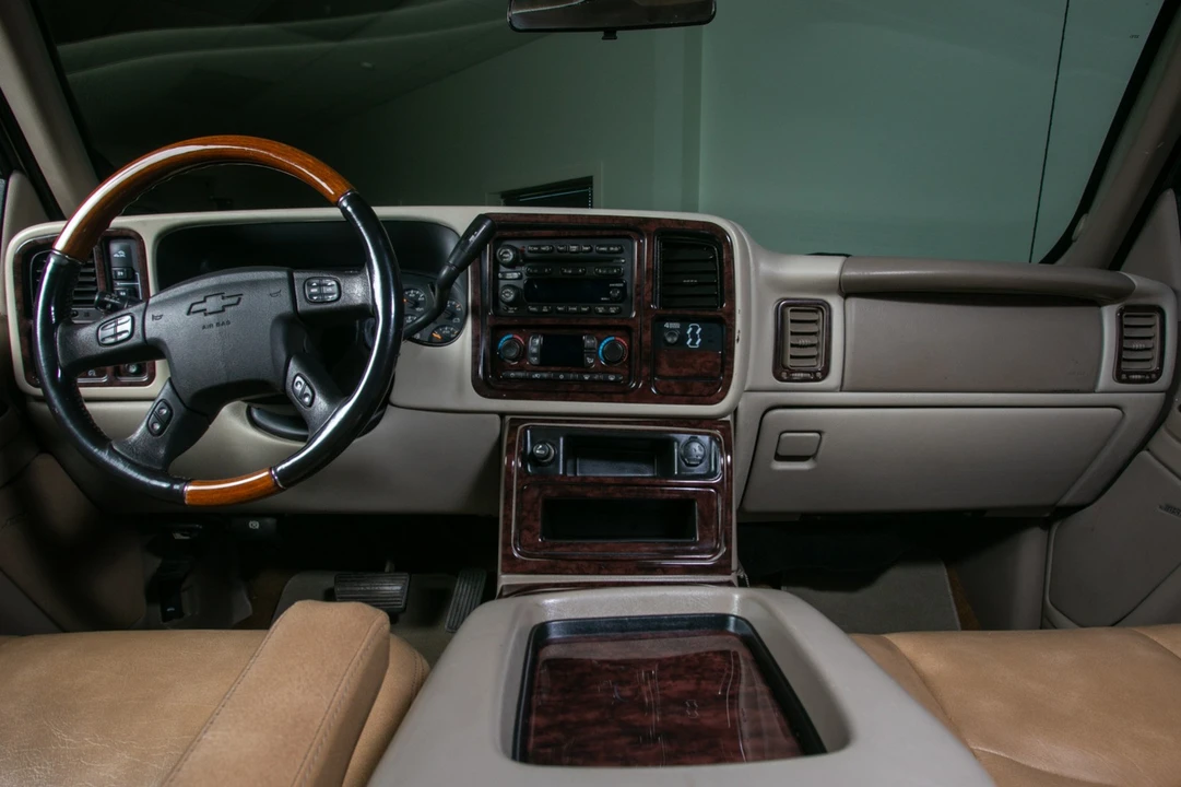 2004 Chevrolet Suburban 9th Gen - Image 5 of 7