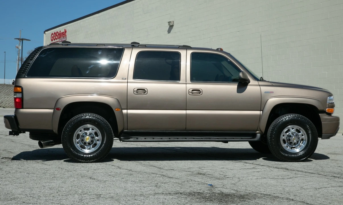 2004 Chevrolet Suburban 9th Gen - Image 3 of 7