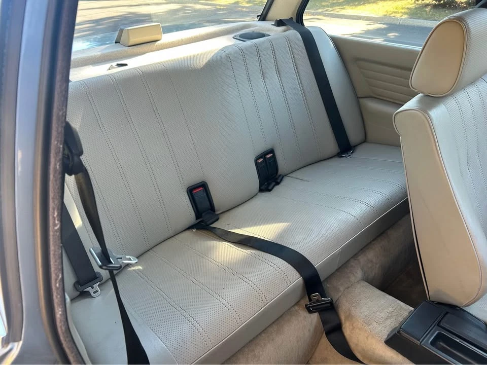Parts & Memorabilia Seats & Interior - Image 2 of 5