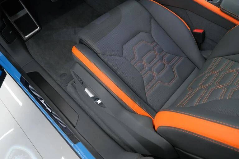 2025 Lamborghini Urus SE - Image 17 of 23