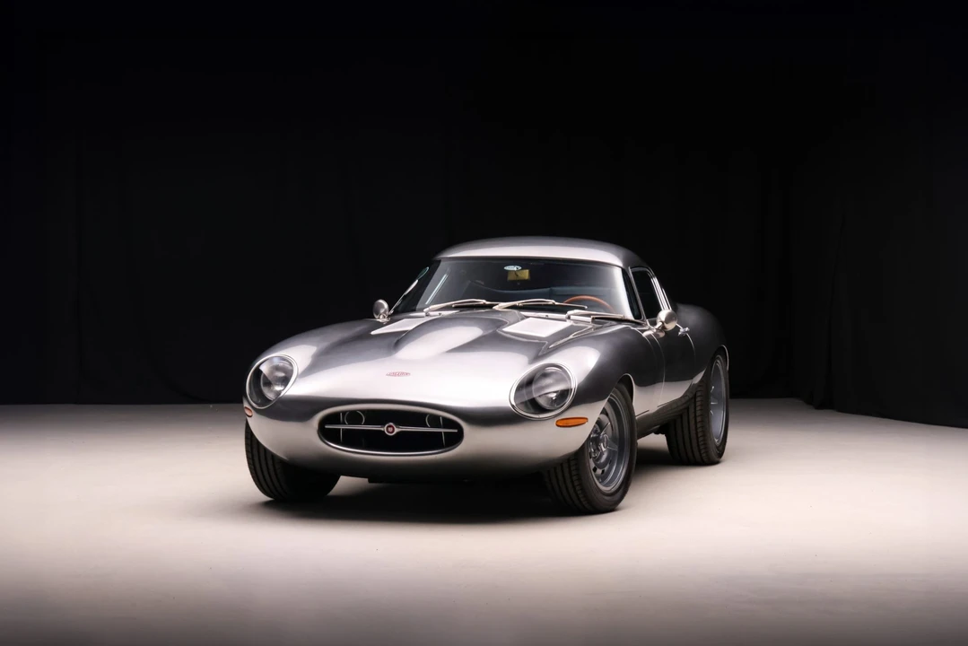 Jaguar Replica - Image 2 of 31