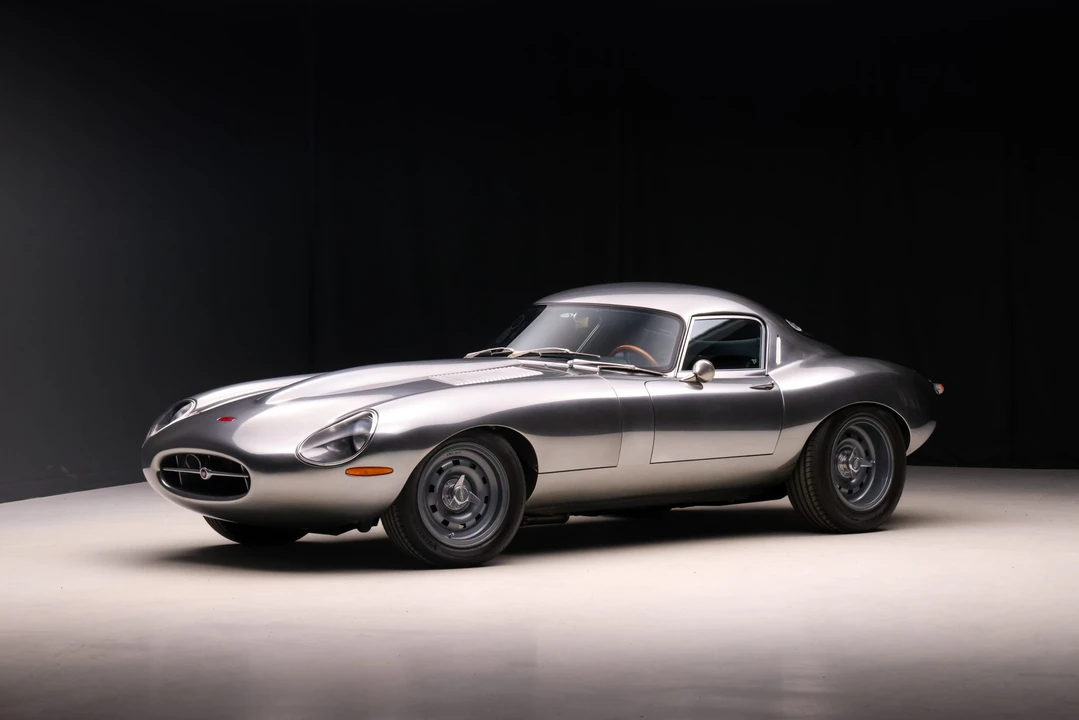 Jaguar Replica - Image 4 of 31