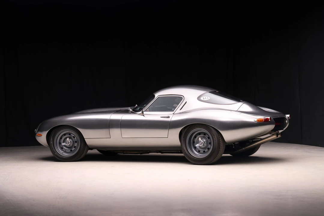Jaguar Replica - Image 6 of 31