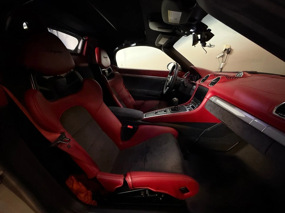2018 Parts & Memorabilia Seats & Interior - Image 2 of 2