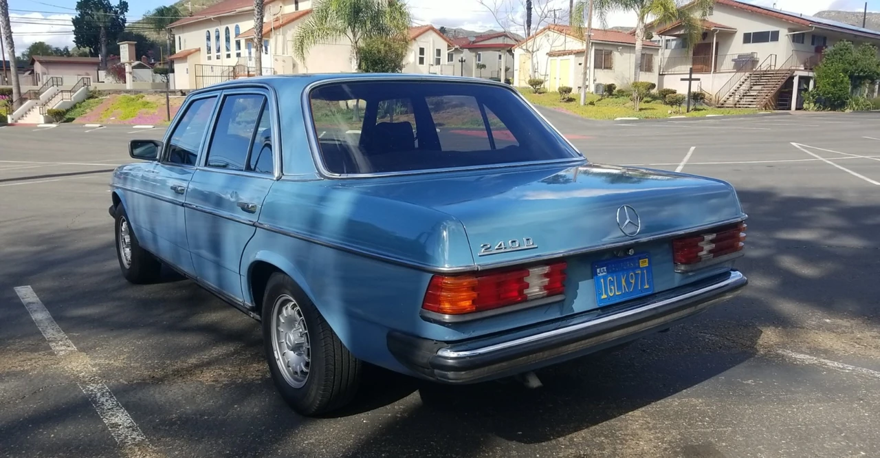 1982 Mercedes-Benz W123 Sedan - Image 9 of 31