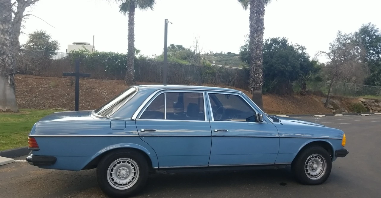 1982 Mercedes-Benz W123 Sedan - Image 15 of 31