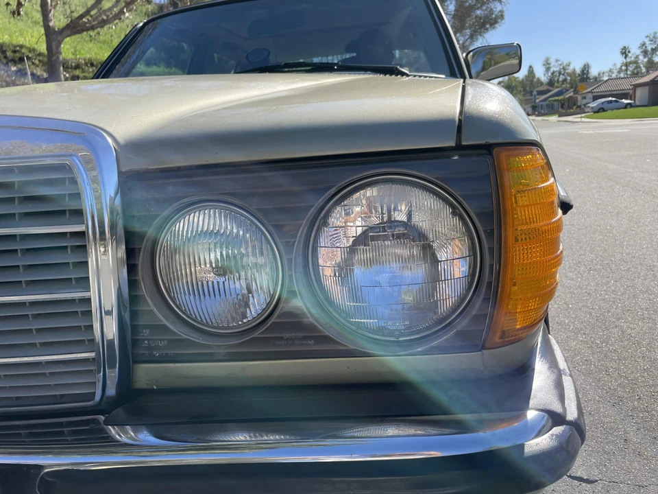 1982 Mercedes-Benz W123 Sedan - Image 28 of 31