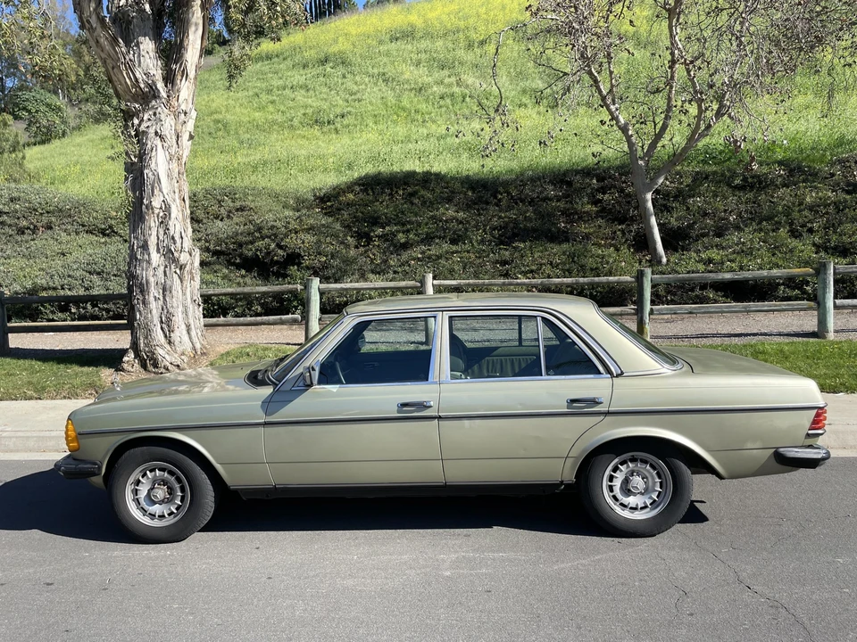 1982 Mercedes-Benz W123 Sedan - Image 7 of 31