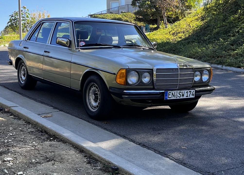 1982 Mercedes-Benz W123 Sedan - Image 10 of 31