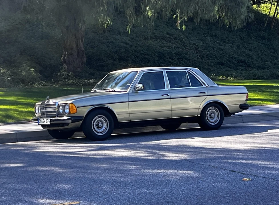 1982 Mercedes-Benz W123 Sedan - Image 4 of 31