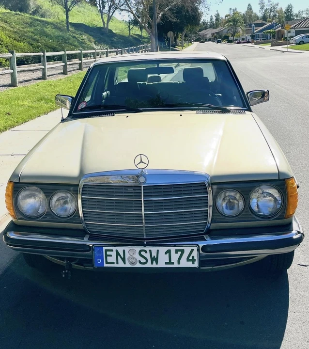 1982 Mercedes-Benz W123 Sedan - Image 15 of 31
