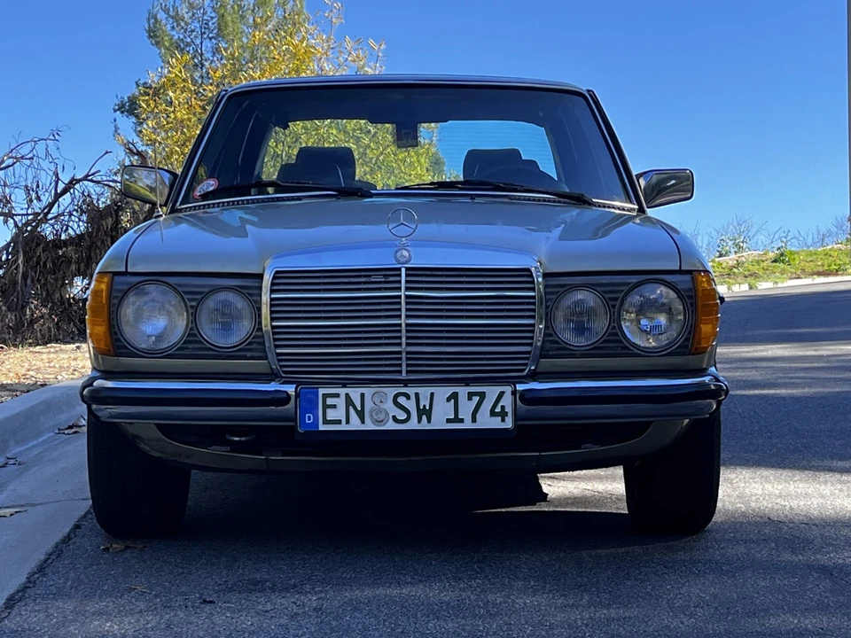 1982 Mercedes-Benz W123 Sedan - Image 14 of 31