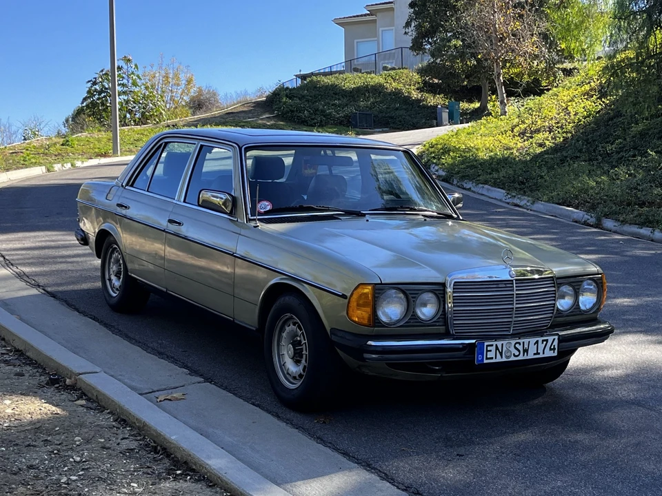 1982 Mercedes-Benz W123 Sedan - Image 11 of 31