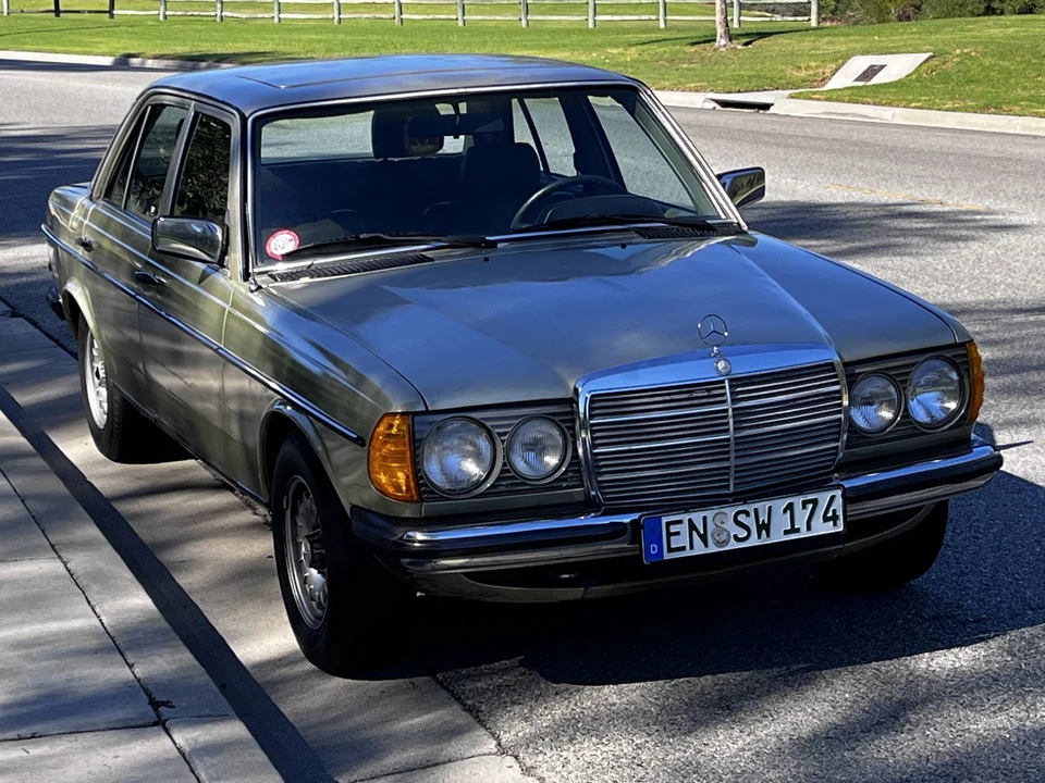 1982 Mercedes-Benz W123 Sedan - Image 12 of 31