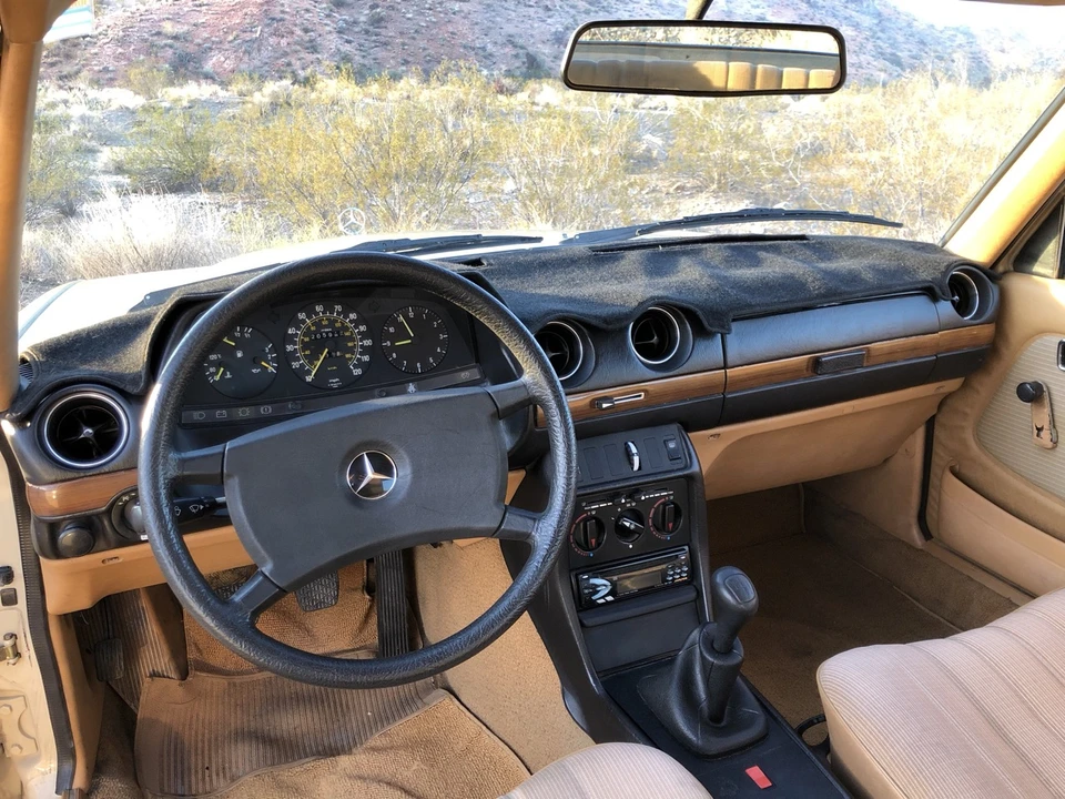 1984 Mercedes-Benz W123 Sedan - Image 19 of 31