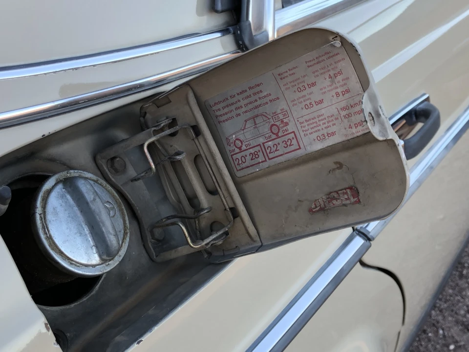 1984 Mercedes-Benz W123 Sedan - Image 15 of 31