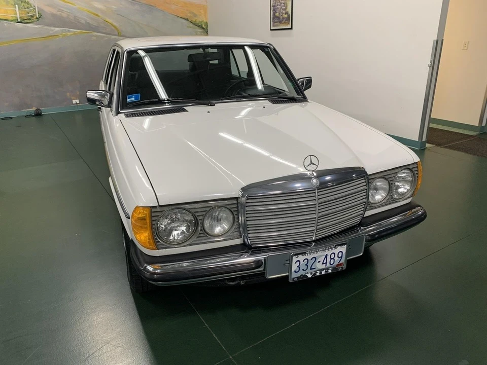 1985 Mercedes-Benz W123 Sedan - Image 17 of 31
