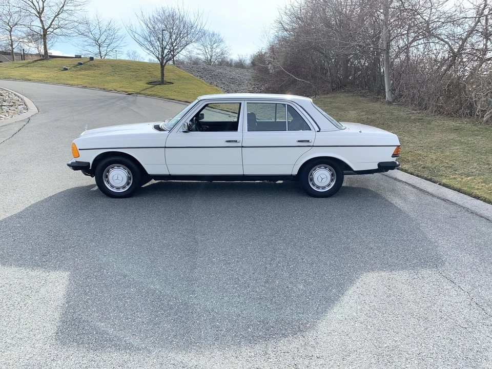 1985 Mercedes-Benz W123 Sedan - Image 30 of 31