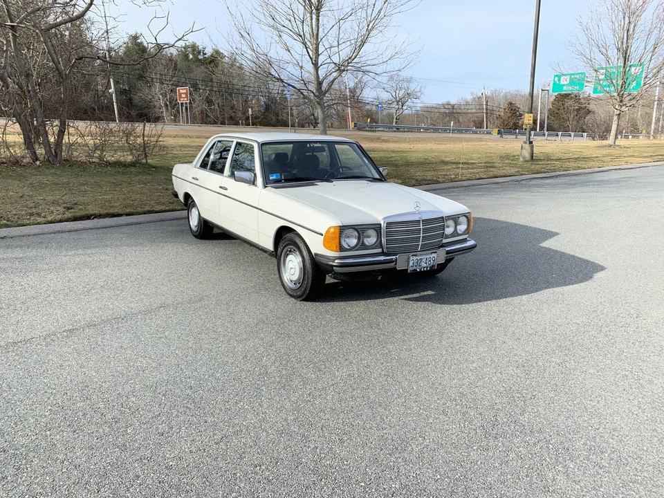 1985 Mercedes-Benz W123 Sedan - Image 10 of 31