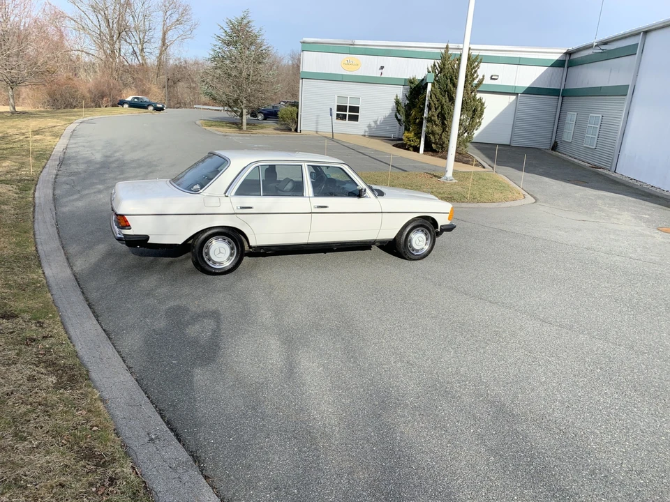 1985 Mercedes-Benz W123 Sedan - Image 5 of 31
