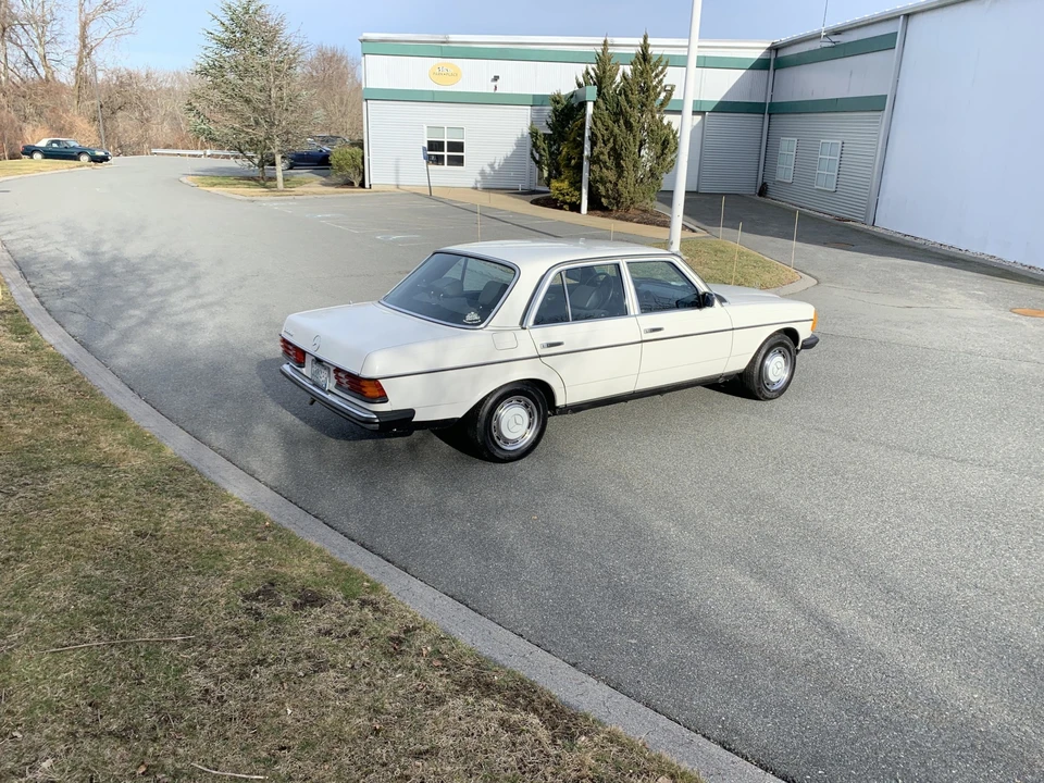 1985 Mercedes-Benz W123 Sedan - Image 4 of 31