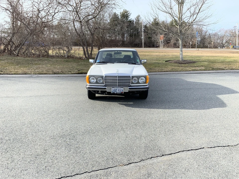 1985 Mercedes-Benz W123 Sedan - Image 18 of 31