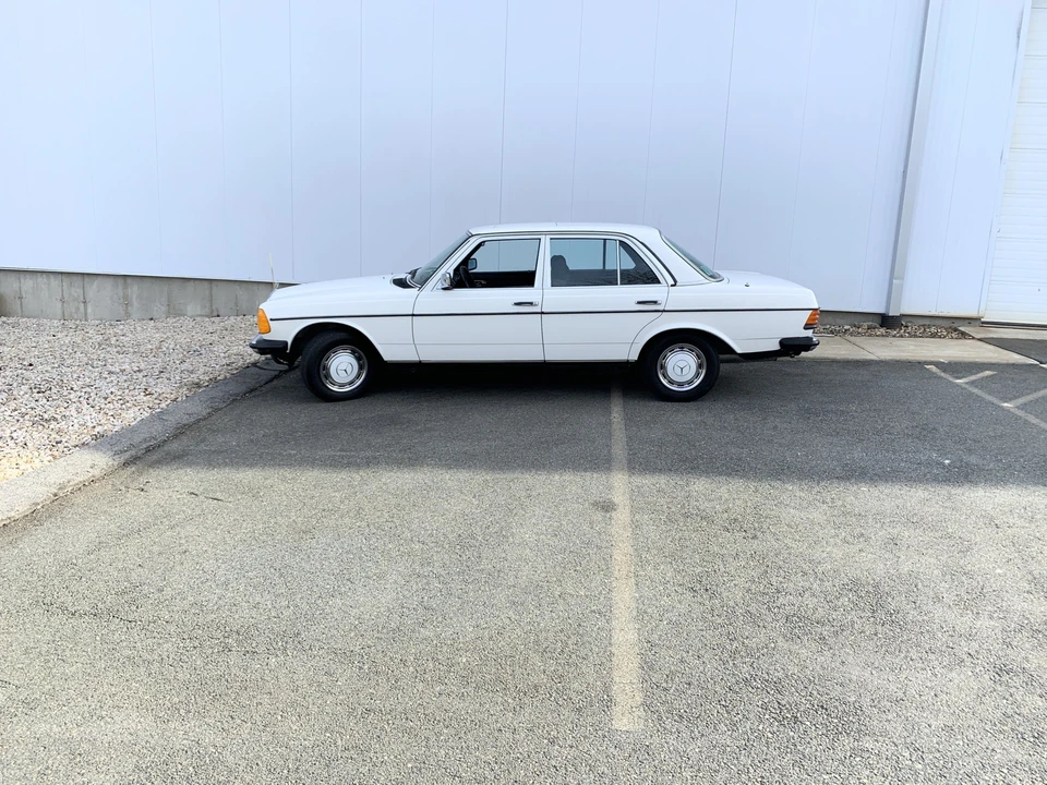1985 Mercedes-Benz W123 Sedan - Image 28 of 31