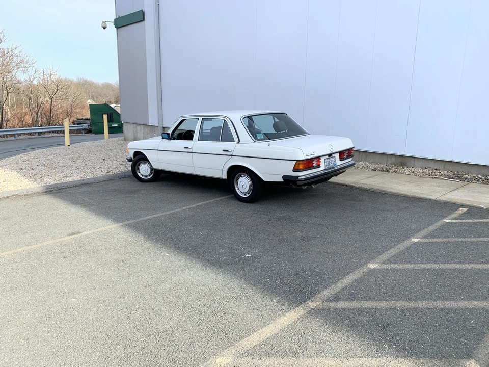 1985 Mercedes-Benz W123 Sedan - Image 31 of 31